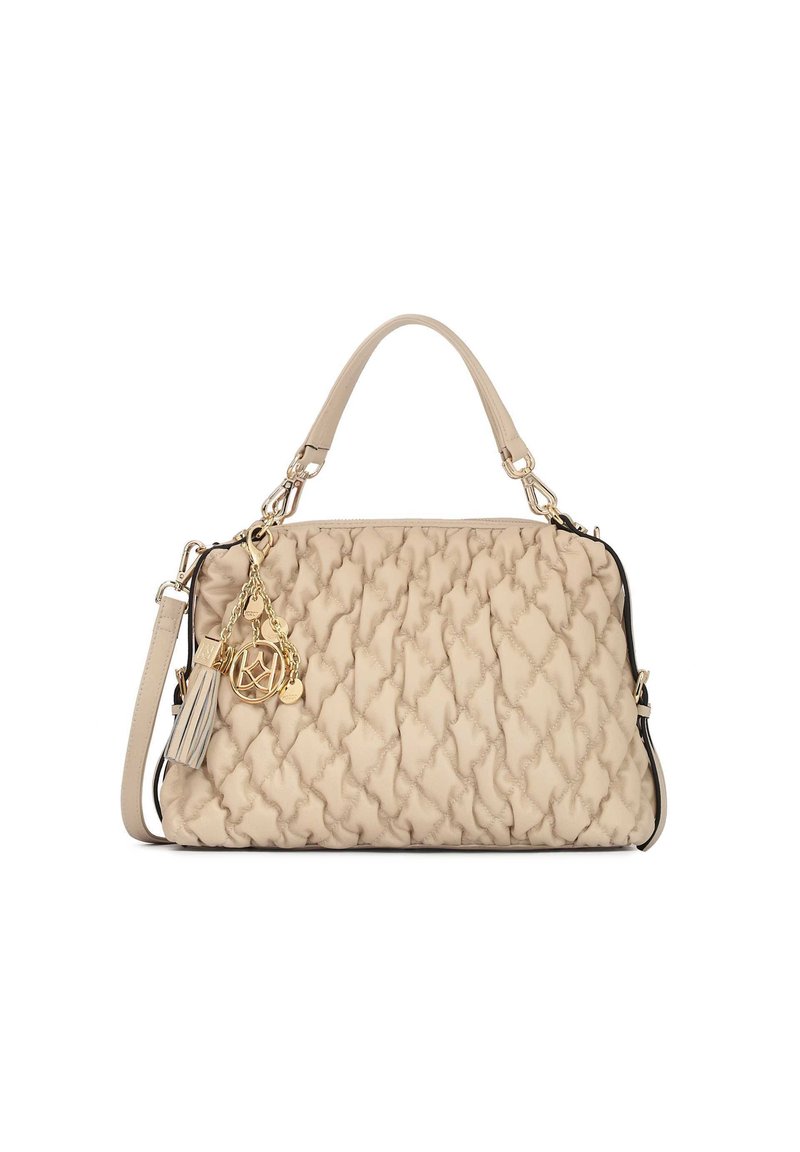 Borsa a tracolla beige trapuntata con una forma strutturata, caratterizzata da un ciondolo d'oro rimovibile, hardware argento e doppi manici superiori.