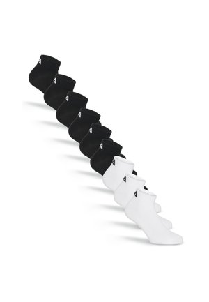 Sechs Paar schwarze niedrige Socken und drei Paar weiße niedrige Socken, diagonal auf weißem Hintergrund angeordnet.