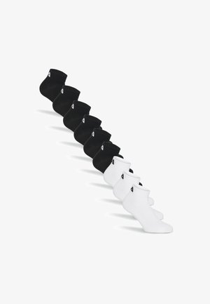 Sechs Paar schwarze niedrige Socken und drei Paar weiße niedrige Socken, diagonal auf weißem Hintergrund angeordnet.