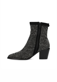 Černé kotníkové boty s špičatou špičkou, pokryté lesklými kamínky, s postranním zipem a silným podpatkem. Měkká texturovaná tkanina.