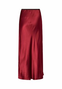 Lunga gonna di raso rosso con una superficie liscia, vestibilità dritta e vita elastica nera. Nessun motivo o decorazione visibile.