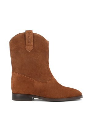 Botte style western mi-mollet en daim marron avec un petit talon et un onglet de traction côté extérieur embossé du nom de la marque.