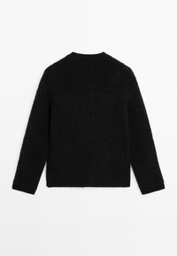Pullover nero a maniche lunghe con texture, con polsini e orlo a costine, mostrato da dietro su uno sfondo bianco.