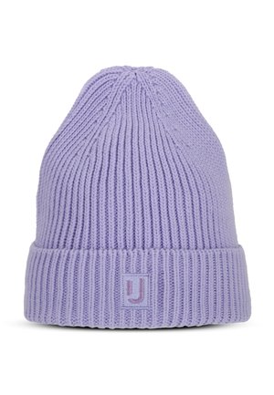 Dzianinowa czapka w jasnym lawendowym kolorze, z prążkowaną teksturą i podwiniętym brzegiem, z małym haftowanym logo w dopasowanym kolorze z przodu.