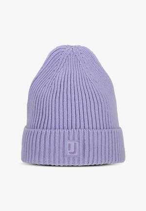 Gorro de punto en lavanda clara, con textura acanalada y dobladillo enrollado, que presenta un pequeño logo bordado en color a juego en la parte frontal.