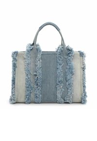 Torba typu tote wykonana z denimu z postrzępionymi niebieskimi akcentami, solidnymi rączkami i kształtem prostokątnym o sztywnej konstrukcji. Dwukolorowy, teksturowany wzór.