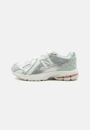 Chaussure de running bleu clair et argentée avec des lacets blancs et des accents roses, dotée d'une semelle épaisse amortie et du logo de la marque sur le côté.