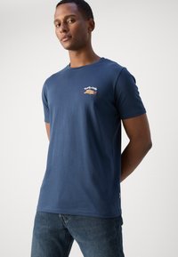 Lindbergh EMBROIDERY TEE - Marškinėliai su spaudiniu - dark blue