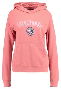 Růžová fleecová mikina s klokaní kapsou, kapucí a bílým textovým logem "ABERCROMBIE." Má raglánové rukávy a měkkou texturu.