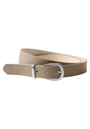 Ceinture en cuir beige clair avec boucle rectangulaire argentée et plusieurs trous de réglage, enroulée sur fond blanc.