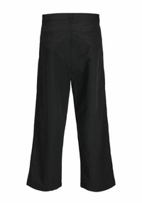 Pantaloni negri, cu croi larg, cu o textură netedă, talie medie și două buzunare la spate. Materialul pare durabil și ușor.