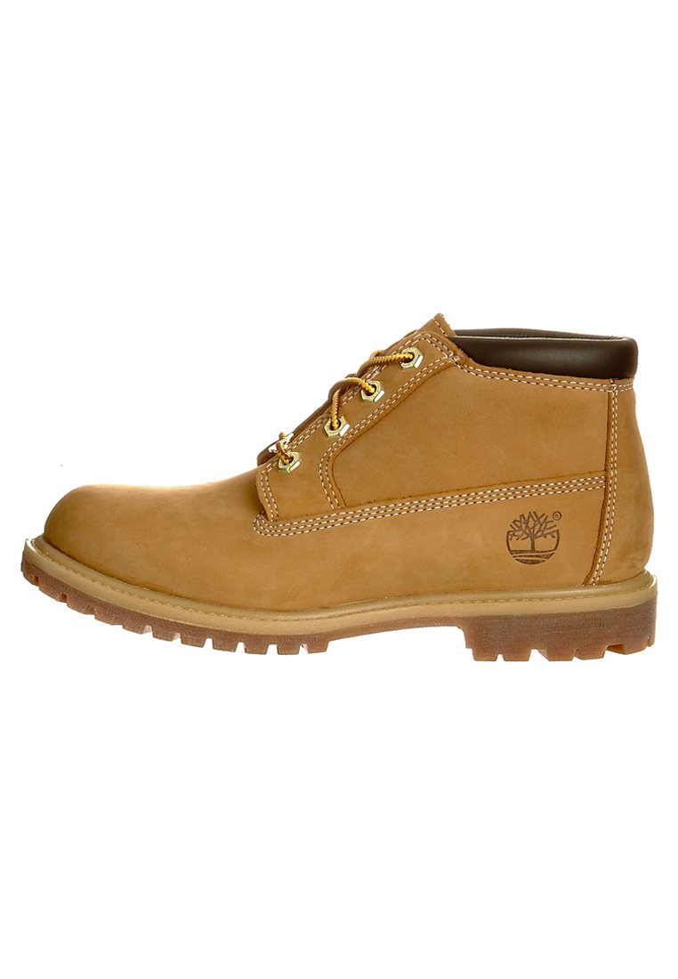Bottes de cheville en cuir tan avec des accents marron, bout rond, lacets jaunes et semelle texturée. Présente un logo sur le côté extérieur.
