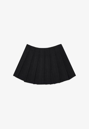 Schwarzer, plissierter Rock mit mehreren vertikalen Falten, einer glatten Textur und einem runden Saum, versehen mit einem verdeckten seitlichen Reißverschluss.