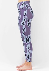 Paarse leggings met een camouflagepatroon met lichtblauwe en zwarte accenten. Hoog model en lichtgewicht stof.