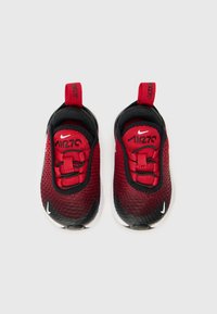Chaussures Nike rouges et noires avec une tige en mesh, des lacets élastiques, des languettes et une semelle extérieure blanche arrondie. Présente un logo proéminent.