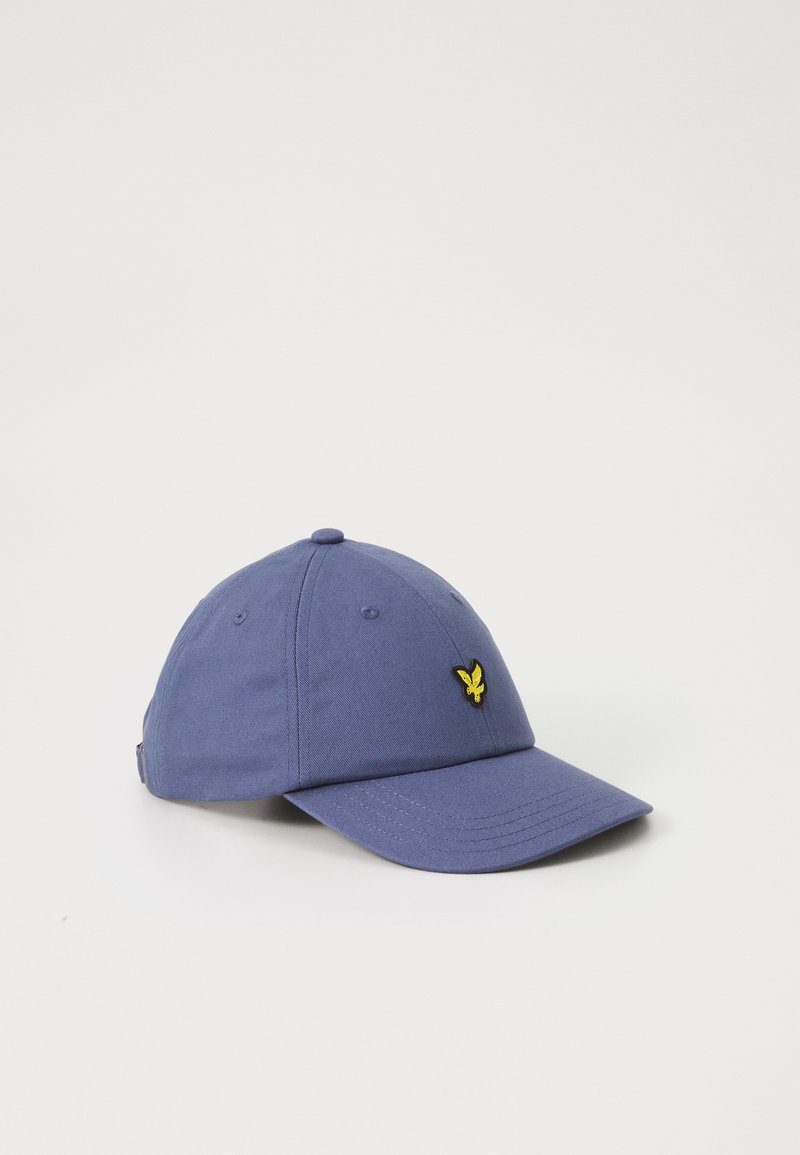 Casquette bleue en coton, avec une visière courbée. Elle présente un logo jaune brodé à l'avant et un ajusteur en métal à l'arrière.