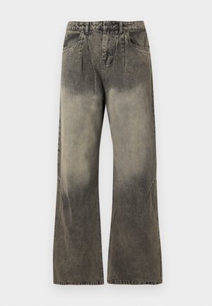 Τζιν ψηλόμεσο, με φαρδιά μπατζάκια, σε ξεβαμμένο μαύρο και γκρι χρώμα, με πιέτες μπροστά και στιλ με πέντε τσέπες.