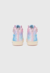Hochtop-Sneaker in einem Farbverlauf von Pink zu Blau mit weichem Textilfinish, ausgestattet mit bedrucktem Charakterdesign und einem strukturierten Kragen.