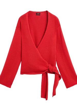 Rode gebreide omslagsweater met lange mouwen, V-hals en een knoopdetail aan de voorkant. Zachte textuur en een relaxed pasvorm.