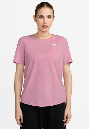 T-shirt rosa a maniche corte in un tessuto morbido con scollatura rotonda. Presenta un logo Nike bianco nella parte superiore sinistra del petto.