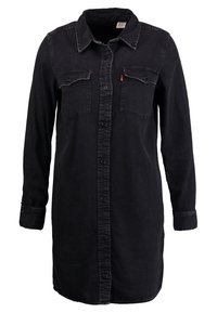 Robe chemise en denim noir à manches longues, fermeture boutonnée sur le devant et deux poches poitrine à rabat avec boutons.