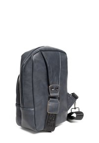 Dunkelblauer Leder-Rucksack mit strukturierter Form, ausgestattet mit einem oberen Reißverschluss, seitlicher Tasche und verstellbaren Riemen mit Metallakzenten.