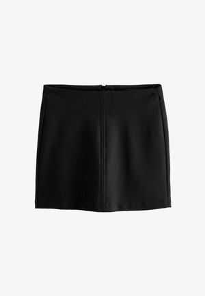 Mini falda negra con textura suave, que presenta un diseño sencillo, corte recto y una costura central en la parte posterior. Sin herrajes visibles.