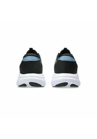 Une paire de chaussures de course noires avec des semelles blanches vues de l'arrière, présentant des onglets de talon bleus étiquetés "Gel-Excite 3".
