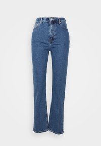 Vaqueros de mezclilla azul de talle alto con un diseño de pernera recta, que cuentan con cierre de botón, cinco bolsillos y un desgaste ligero a lo largo de las costuras.