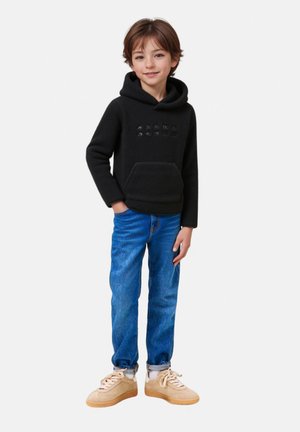 Mustaline fleecest hoodie, millel on känguru taskud ja reliefne tekst, koos helesiniste denim pükstega ja pruunide tossudega. Sujuv, mugav disain.