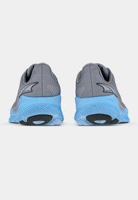 Scarpe da ginnastica grigie con tomaia testurizzata, una suola intermedia blu e una suola esterna nera con motivi di battistrada distinti.