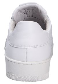 Sneaker in pelle bianca con tacco arrotondato, superficie liscia e dettagli cuciti. La suola è texturizzata per garantire aderenza e durata.
