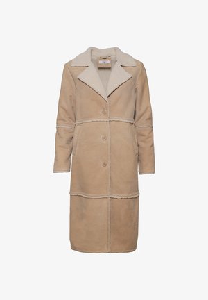 Beige Schaffellmantel mit Reverskragen, Knopfverschluss, seitlichen Taschen und strukturiertem Besatz, mit kontrastierender hellerer Fleece-Fütterung.