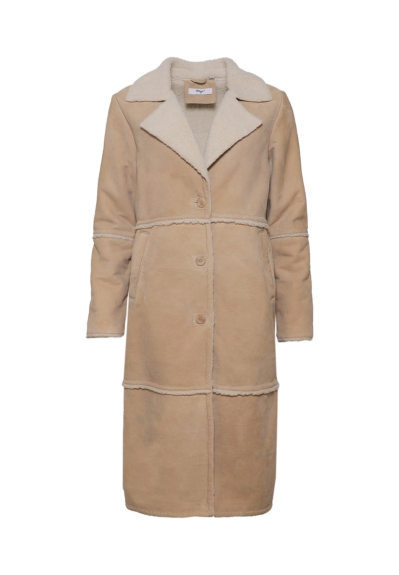 Beige shearling-takki, jossa on lovettu kaulus, nappisulku, sivutaskut ja teksturoitu viimeistely, kontrastina vaaleammasta fleecevuoresta.