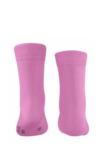 Calzini rosa acceso con polsini a coste, esposti in posizione verticale per mostrare sia la vista anteriore che quella posteriore. Etichette visibili sulle suole.