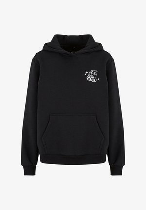 Musta puuvillane kapuutsiga sviiter, millel on känguru tasku, nööriga kapuuts ja valge kirsigraafika vasakul rinnal. Ribatud mansetid ja äär.