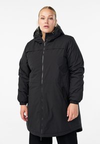 Zwarte pufferjas met capuchon, voorzien van een volledige rits, elastische manchetten en zijzakken. Gladde textuur met een lange snit.