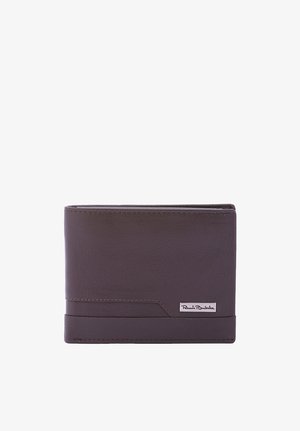 Portefeuille en cuir brun avec une texture lisse, design pliable en deux, et un emblème de marque argenté dans le coin inférieur droit. Style simple et minimaliste.