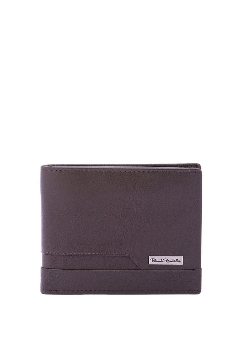 Portafoglio in pelle marrone con una superficie liscia, design a doppia piega e un emblema del marchio argento nell'angolo in basso a destra. Stile semplice e minimalista.