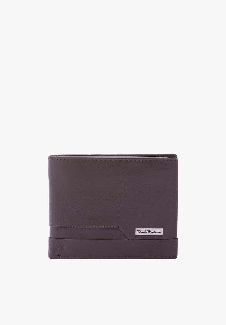 Bruine leren portemonnee met een gladde textuur, bi-fold ontwerp en een zilveren merkembleem in de rechterbenedenhoek. Eenvoudige, minimalistische stijl.