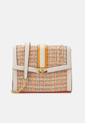 Bolso de mano rectangular tejido con ribete de cuero crema, detalles en naranja, cierre dorado, correa de cadena y patrón de tela texturizada.