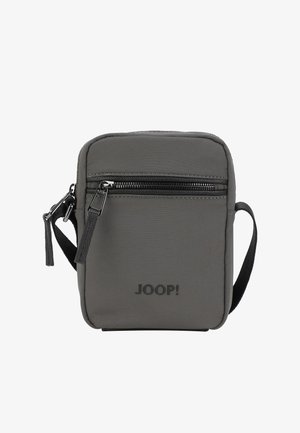 Compacte donkergrijze schoudertas met een voorzak met rits, een verstelbare zwarte schouderriem en het "JOOP!" logo aan de voorkant.