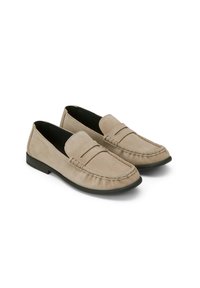 Beige suède loafers met een gestikte accent, vlakke zwarte rubberen zool en een gladde textuur. Heeft een klassiek instapontwerp.
