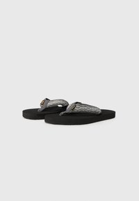 Sorte flip-flops med en teksturert, mønstrete grå stropp og skumsole. Har et dekorativt logo på stroppen. Designet for uformell bruk.