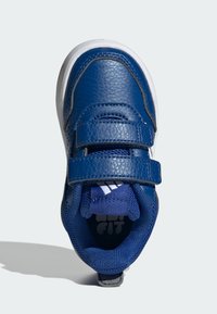 Niebieski skórzany sneaker z białą podeszwą, z zapięciem na rzep, wnętrzem z siateczki oraz detalem trzech pasków na pięcie.