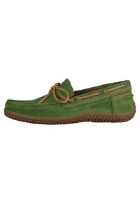 Chaussure mocassins en daim vert avec semelle en caoutchouc brun, accents en cuir et lacets décoratifs. Bout arrondi et semelle texturée pour une meilleure adhérence.