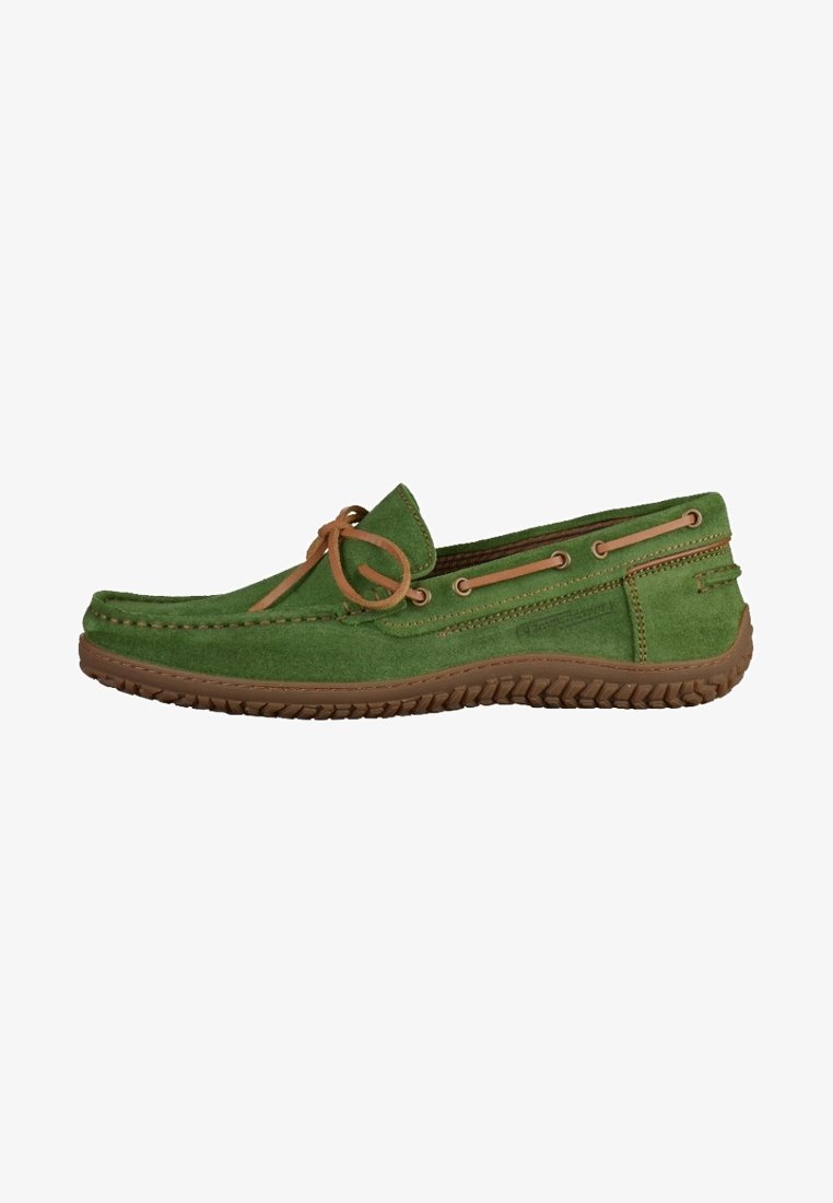 Chaussure mocassins en daim vert avec semelle en caoutchouc brun, accents en cuir et lacets décoratifs. Bout arrondi et semelle texturée pour une meilleure adhérence.
