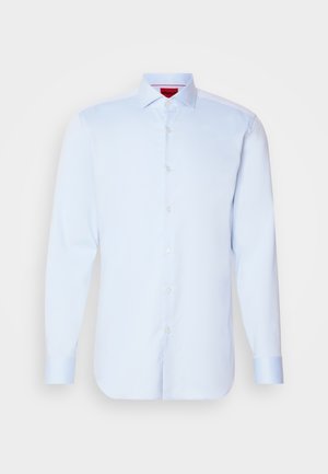 Lyseblå langermet skjorte med knappestolpe, spredt krage, avrundet kant og hvite knapper. Glatt stoff med en subtil glans.