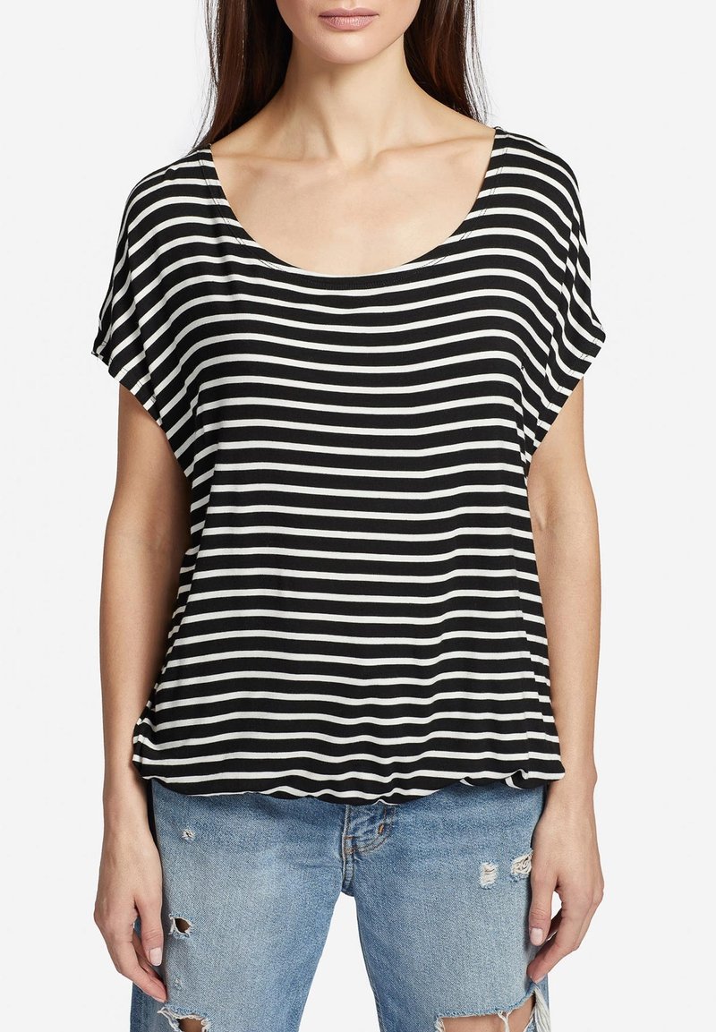 Camiseta de rayas blancas y negras con escote en forma de barco y mangas cortas, hecha de una tela suave, combinada con jeans ligeros de mezclilla desgastados.
