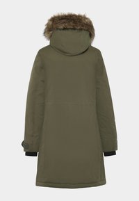 Olivengrøn parka med hætte i faux fur, justerbare håndled og en glat, mat finish. Har design i knælang længde for ekstra dækning.